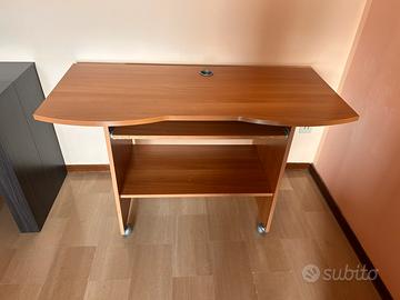 Scrivania porta PC con rotelle – 130×60 cm