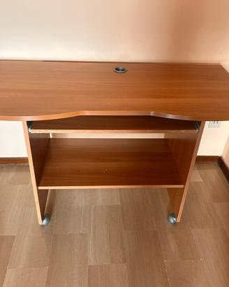 Scrivania porta PC con rotelle – 130×60 cm