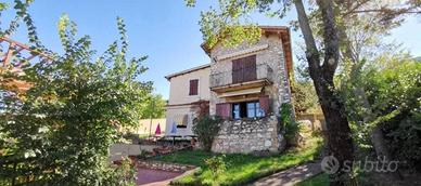 Villa di 275 m² con più di 5 locali a Trevi