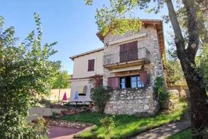 Villa di 275 m² con più di 5 locali a Trevi