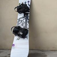 Snowboard medio piccolo completo con attacchi