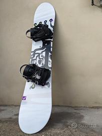 Snowboard medio piccolo completo con attacchi