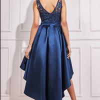 Abito corto lungo a bambolina in raso e pizzo