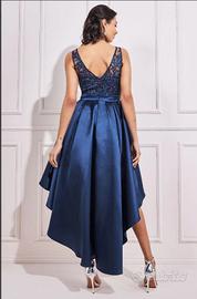 Abito corto lungo a bambolina in raso e pizzo