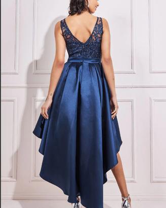 Abito corto lungo a bambolina in raso e pizzo