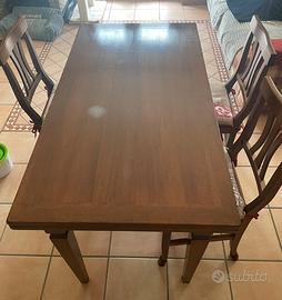 Tavolo allungabile in legno massello con sedie