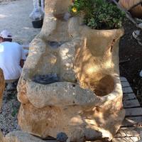 La cascata e la fontana in pietra