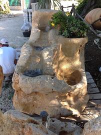 La cascata e la fontana in pietra