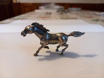 Cavallo al galoppo in argento massiccio 800, vinta