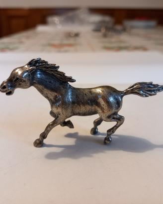 Cavallo al galoppo in argento massiccio 800, vinta