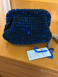 Borsa-poichet di velluto sportivo-elegante.