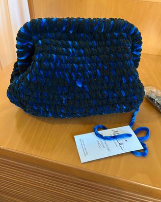 Borsa-poichet di velluto sportivo-elegante.