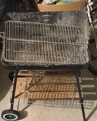 Barbecue a carbonella con ripiani in legno e ruote