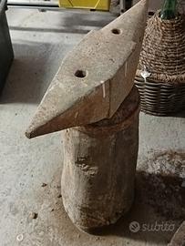 antico incudine da fabbro d'epoca.