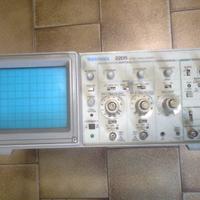 Oscilloscopio Tektronix 2205 rotto per ricambi