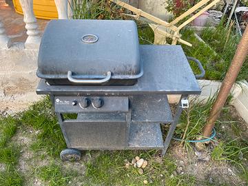 Barbecue a gas con pietra refrattaria