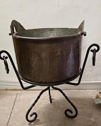 Porta fiori basso in ferro e paiolo in rame