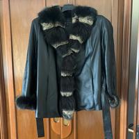 Giacca in pelle nera con collo in volpe