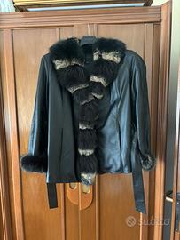 Giacca in pelle nera con collo in volpe