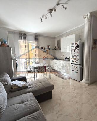 Appartamento con box via giardini Rif.G2044