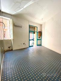 Piazza IV Novembre: Locale commerciale