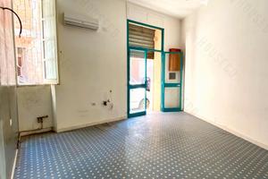 Piazza IV Novembre: Locale commerciale