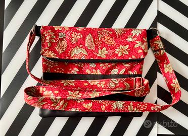 Borsa a tracolla nera con fantasia floreale rossa