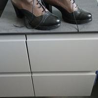 scarpe in pelle con stringhe 