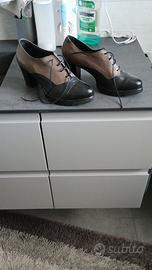 scarpe in pelle con stringhe 