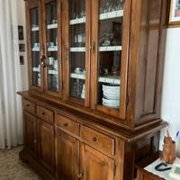 Appendiabiti e credenza