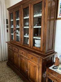 Appendiabiti e credenza