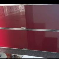 coppia pensili con ante e coppia mensole con luci