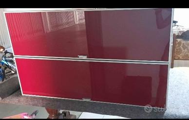 coppia pensili con ante e coppia mensole con luci