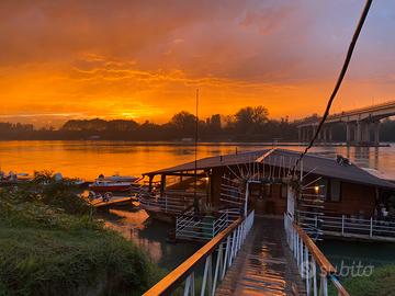 Ristorante galleggiante sul fiume Po