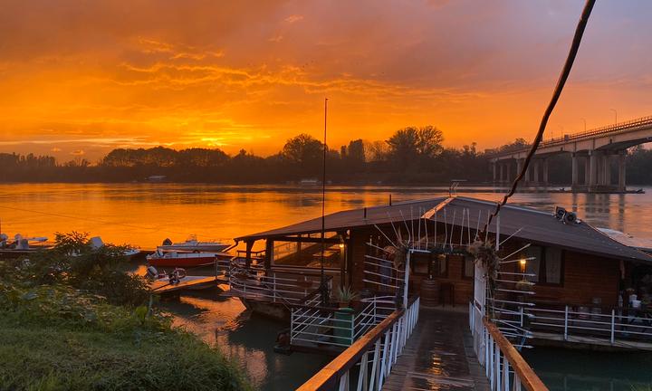 Ristorante galleggiante sul fiume Po