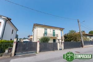 VILLA SINGOLA CON DUE APPARTAMENTI
