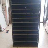 SCAFFALI METALLICI con ripiani e cassetti.