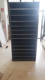 SCAFFALI METALLICI con ripiani e cassetti.