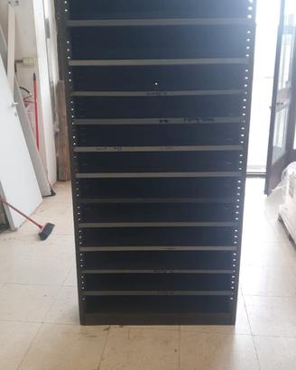 SCAFFALI METALLICI con ripiani e cassetti.