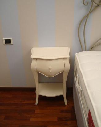 comodino con ripiano