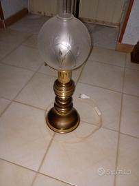 Lampada da tavolo vintage in ottone ed vetro