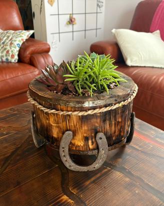 Vaso artigianale in legno con ferri di cavallo
