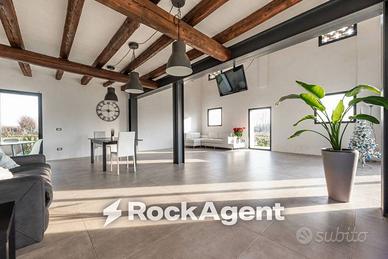 Villa di 343 m² con più di 5 locali e box auto a S
