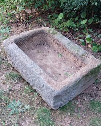 Trogolo antico in pietra di Sarnico scolpito a man
