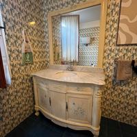 Mobile bagno con lavabo e specchio