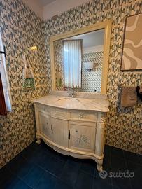 Mobile bagno con lavabo e specchio