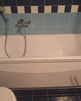 Vasca da bagno con accessori