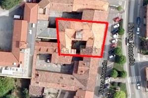 Immobile nella piazza del centro di Arosio