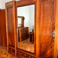 armadio in legno e decori in bronzo