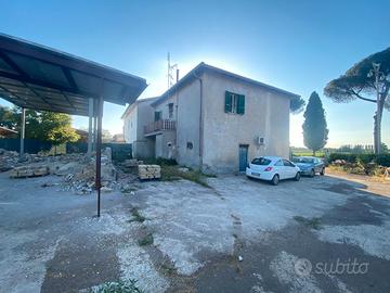 Edificio indipendente su due livelli